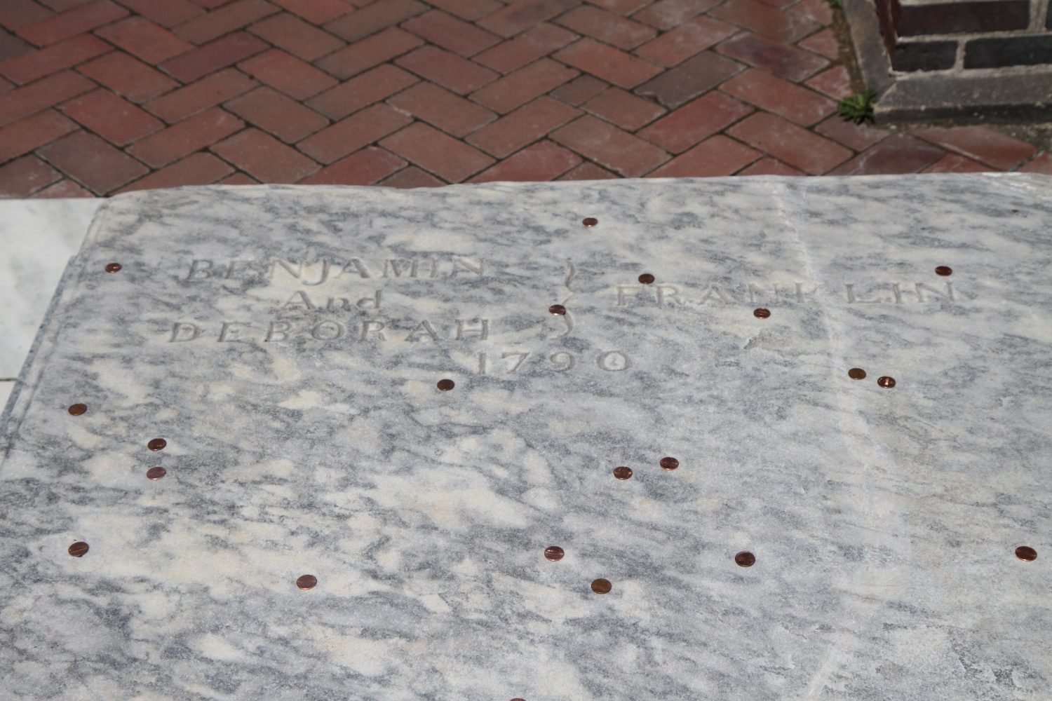 Benjamin%20Franklin%27s%20tomb%2C%20Christ%20Church%20Cemetery%2C%20Philadelphia%20-%2003.jpg